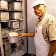 Eis Paolo bei der Eisherstellung in seinem Betrieb